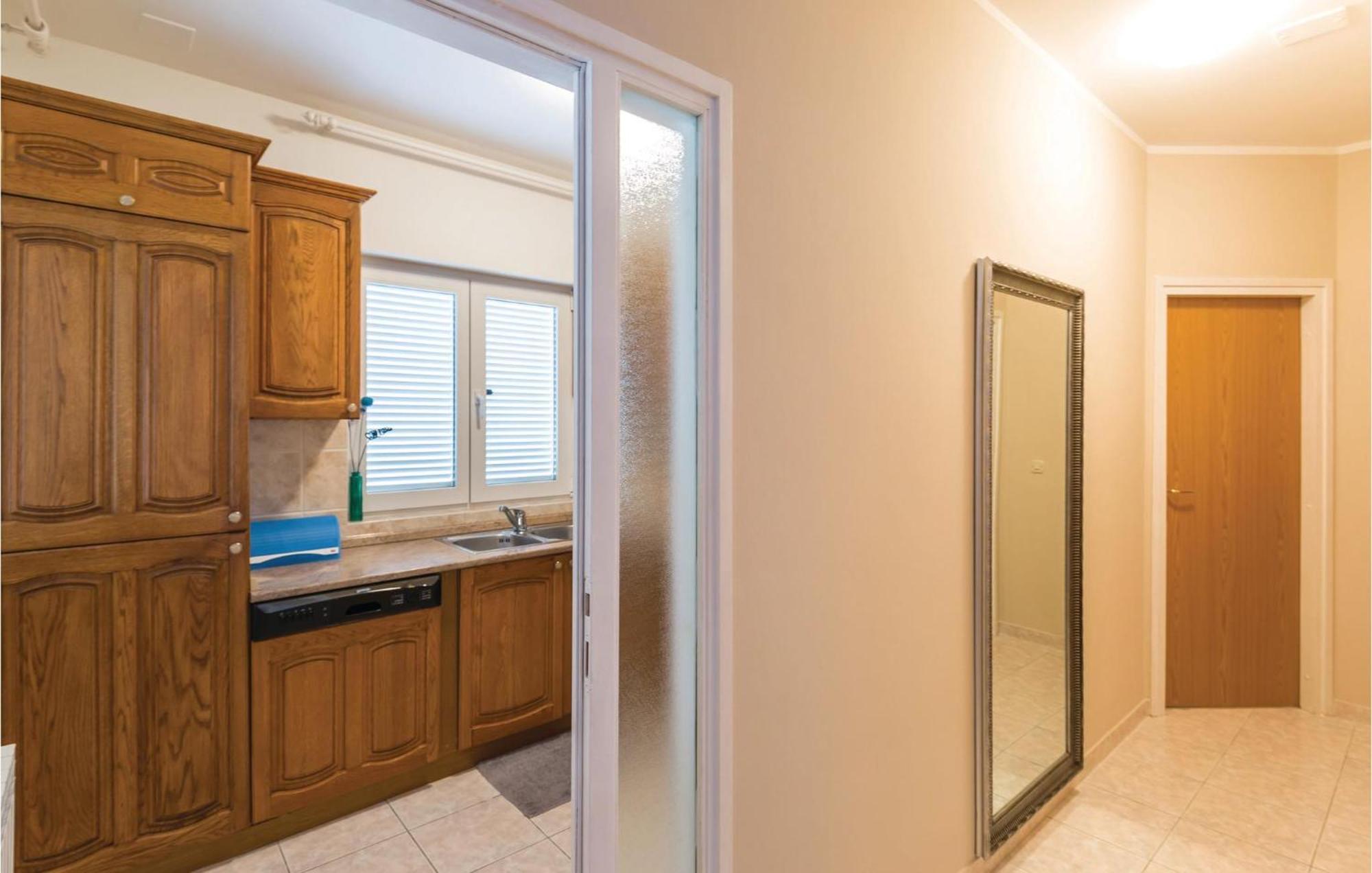 Stunning Apartment In Makarska With Kitchen ภายนอก รูปภาพ