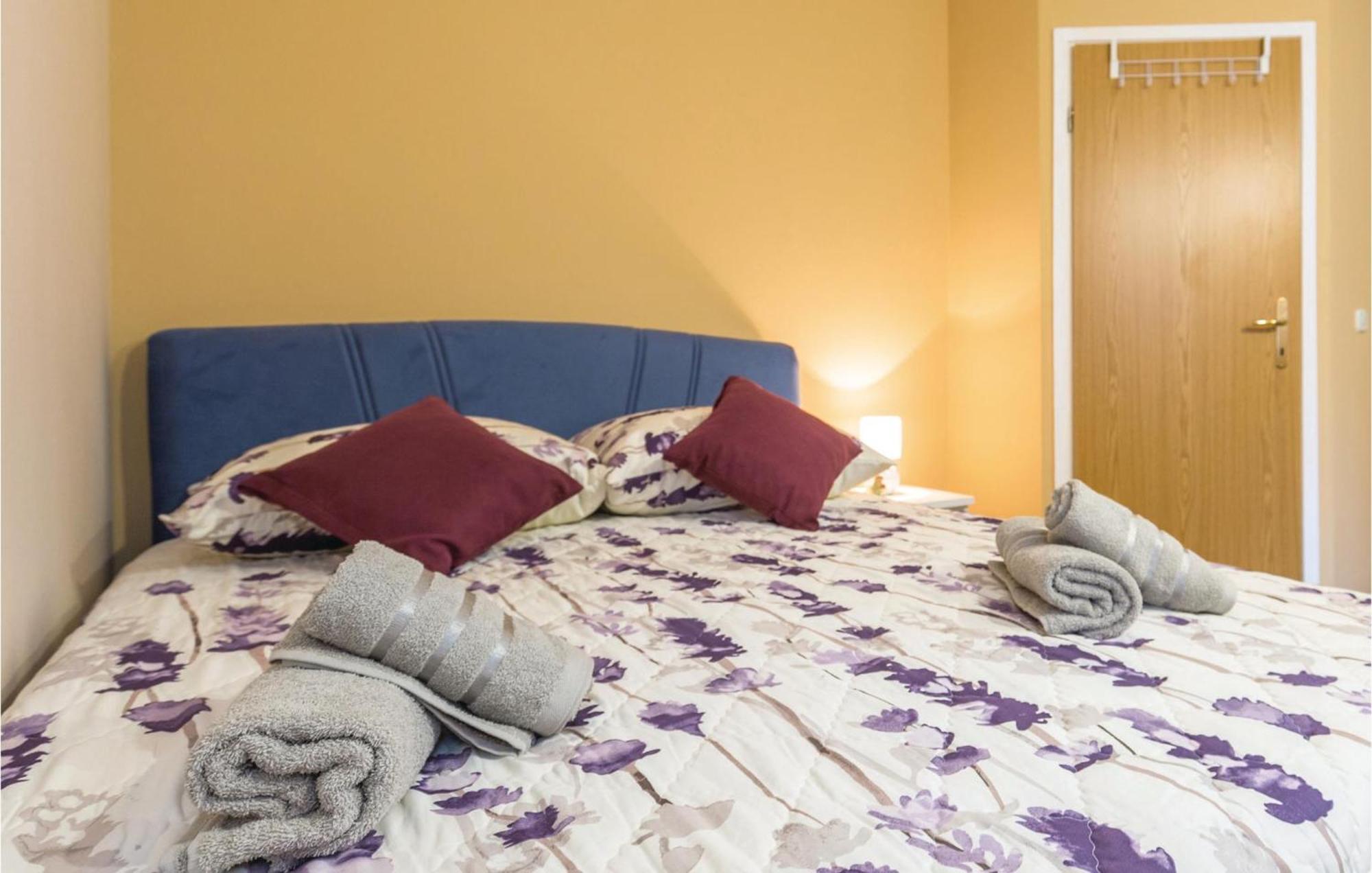 Stunning Apartment In Makarska With Kitchen ภายนอก รูปภาพ