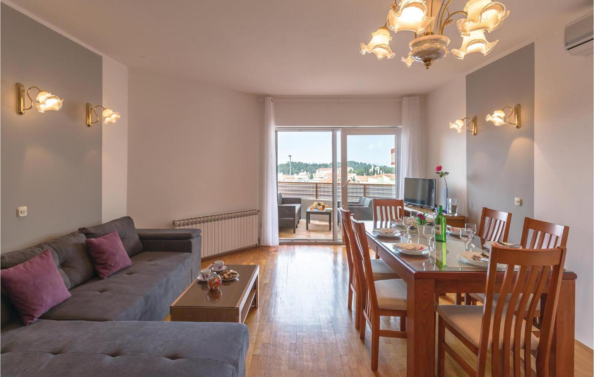 Stunning Apartment In Makarska With Kitchen ภายนอก รูปภาพ