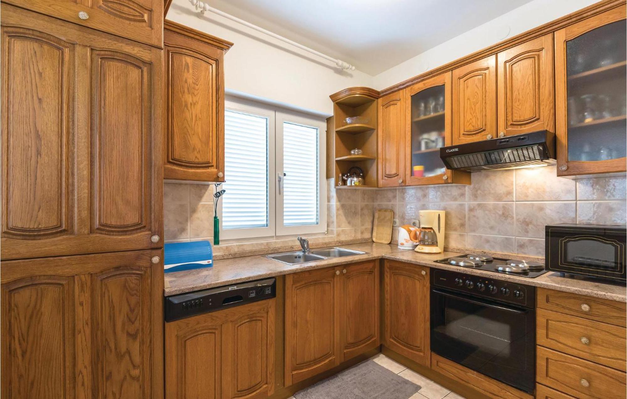 Stunning Apartment In Makarska With Kitchen ภายนอก รูปภาพ